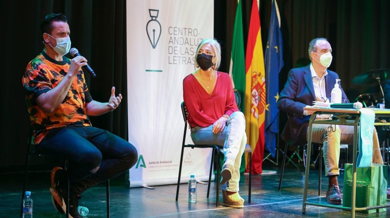 Haze, Patricia del Pozo y Jaime Bretón celebrando el Día del Libro en el instituto Ramón Carande