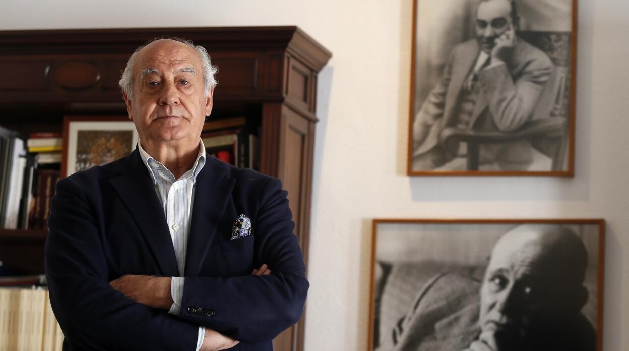Ramón Valencia, junto a los retratos de sus antecesores, Eduardo Pagés y Diodoro Canorea