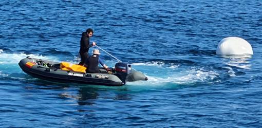 Traslado de una de las piezas hasta el puerto de Corrubedo