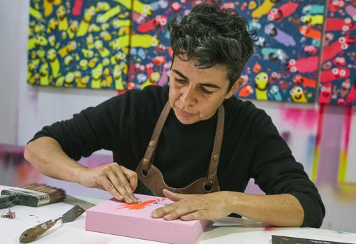 La artista, demostrando su técnica de mácaras