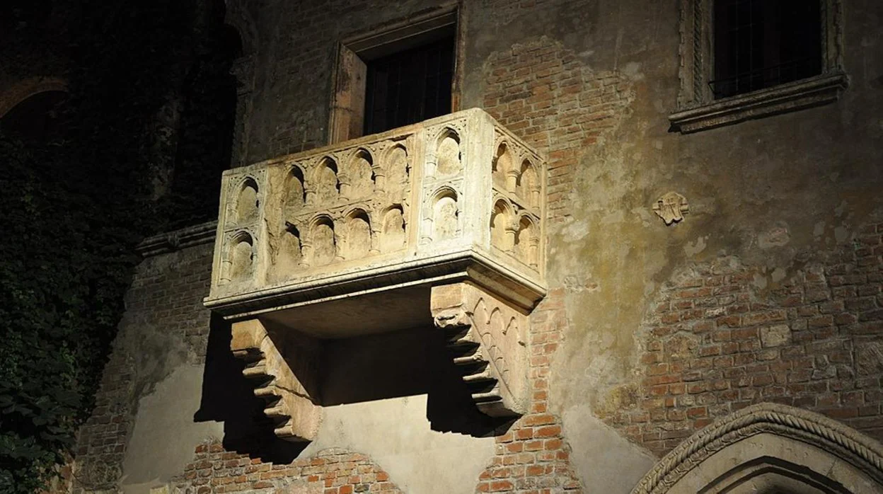Vista nocturna del balcón de la Casa de Julieta en Verona