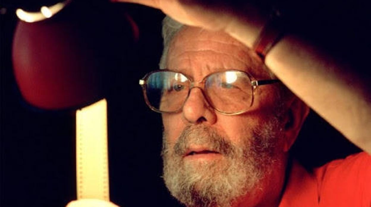 El cineasta revisando unos negativos, en una imagen de 1990