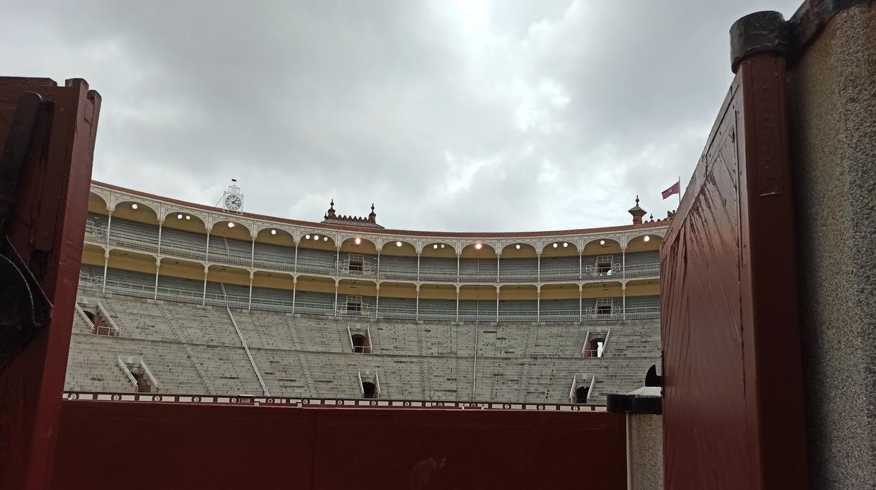 La plaza de toros de Las Ventas, bajo el cielo cárdeno de Madrid