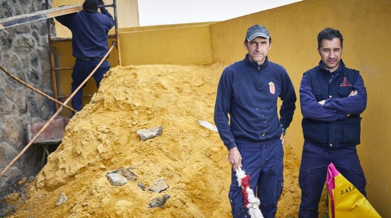 Víctor Hugo Saugar 'Pirri' y Alberto Zayas han cambiado capotes y banderillas por el andamio y labores de cerrajería