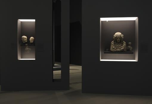 A la derecha, copia en yeso de 'La dama de Elche', préstamo del Louvre