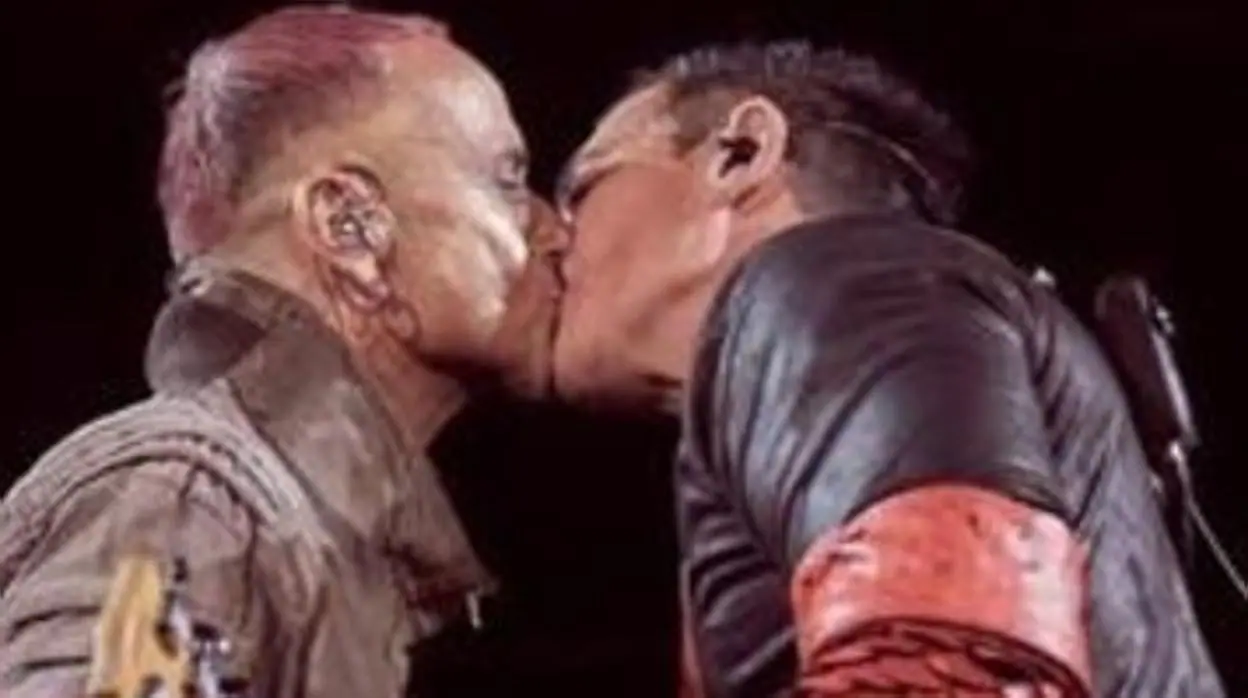 Dos miembros de Rammstein, besándose durante un concierto