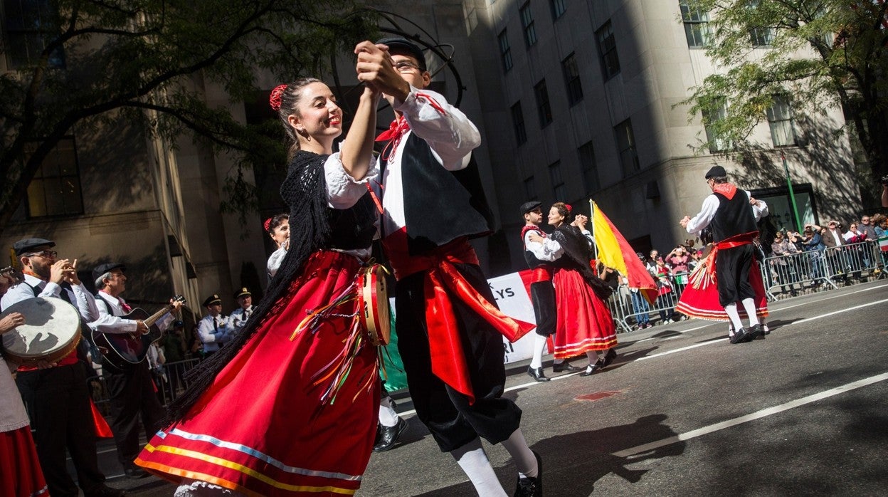 Dos bailarines en el desfile del Columbus Day, en 2015