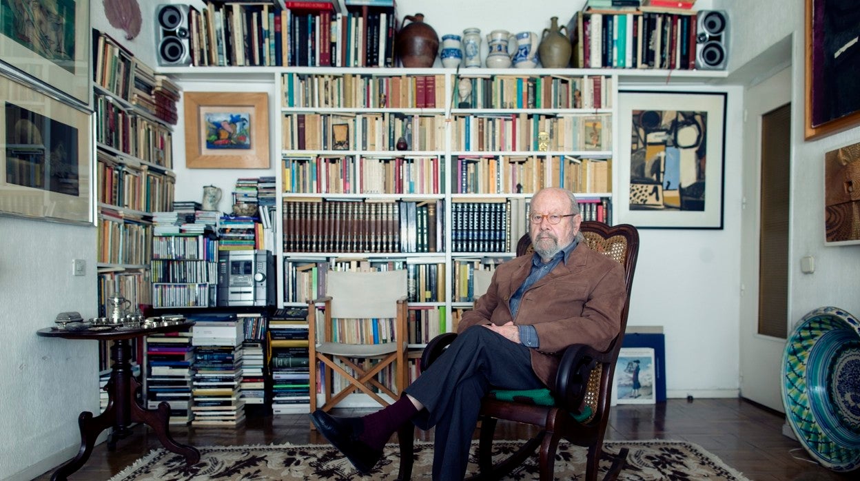 Caballero Bonald en su casa de Madrid en abril de 2013, pocos días antes de recibir el premio Cervantes