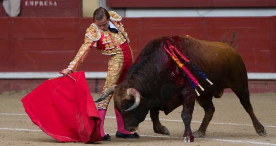 Javier Cortés, con el toro de su reaparición