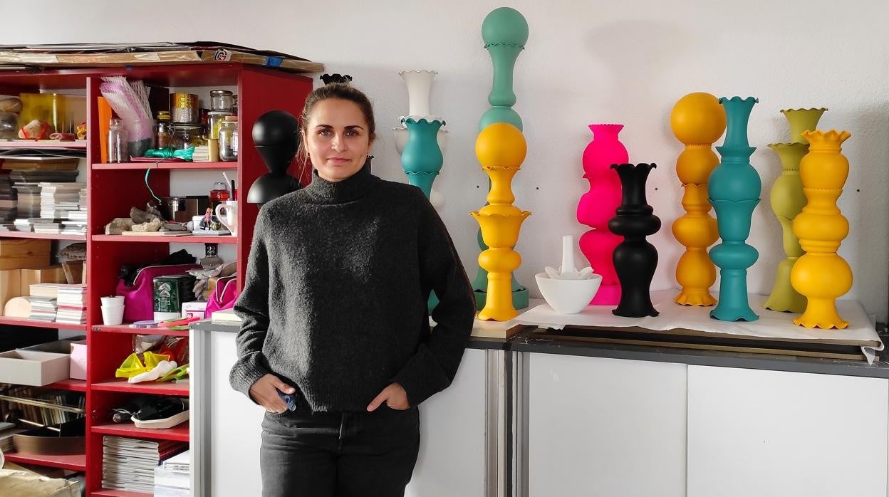 La artista Iira Martínez posa en su estudio con su serie 'Totems'