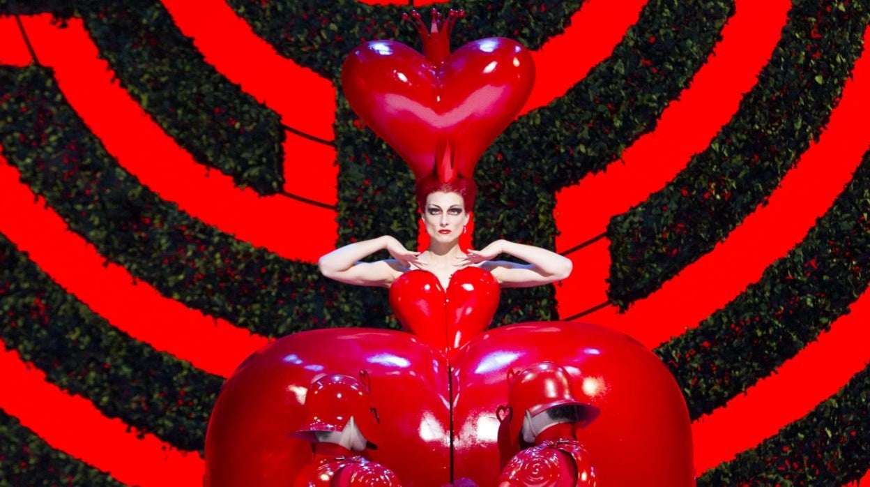 Zenaida Yanowsky como la reina de corazones en una producción del Royal Ballet de Londres