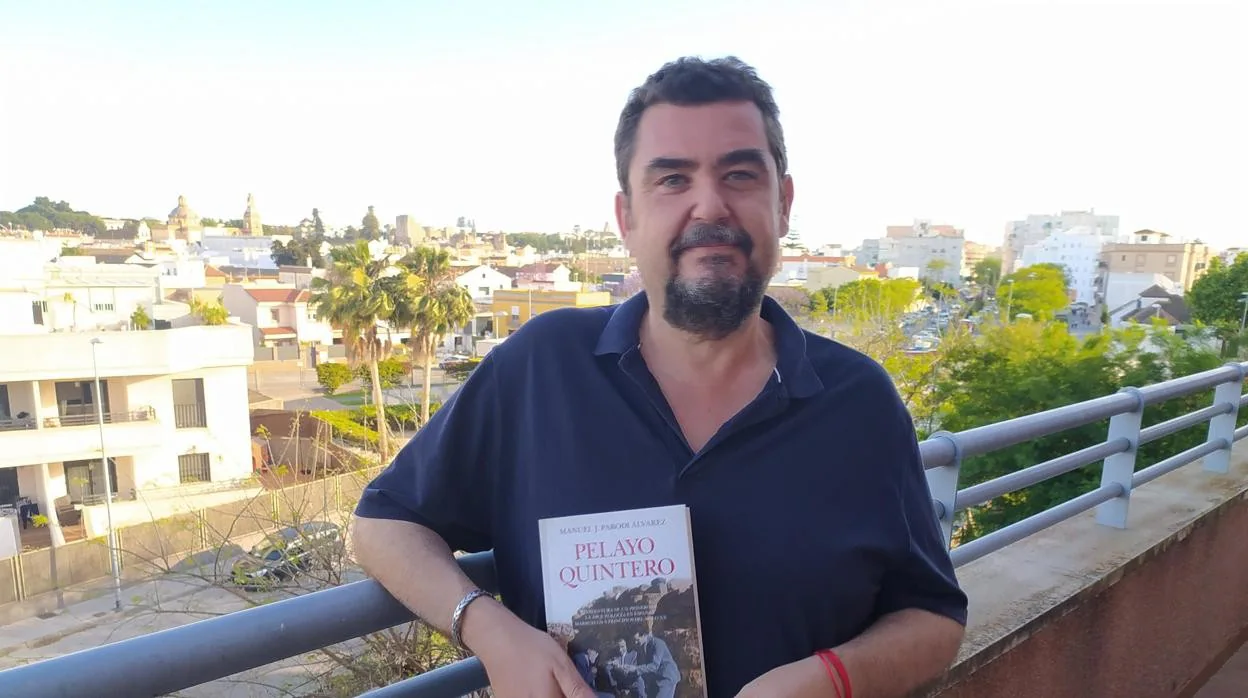El historiador Manuel Parodi, con su libro sobre Pelayo Quintero.