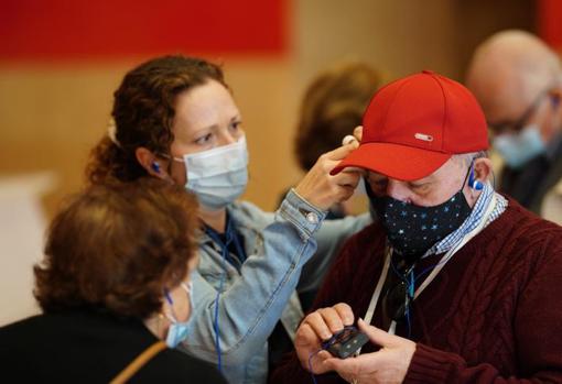 La visita partió de la Sala de las Musas, donde cogieron los dispositivos para escuchar a los guías