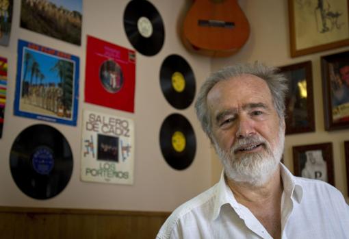 García-Pelayo frente a una pared llena de discos