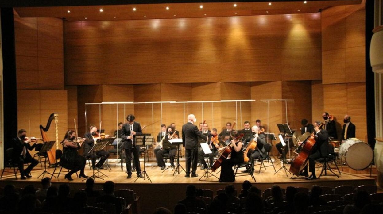 Michael Thomas dirigiendo a la Orquesta Bética de Cámara en un concierto