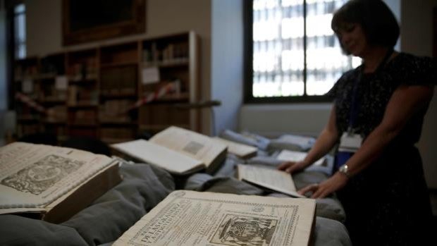 La Biblioteca Nacional recupera casi medio millar del libros antiguos del Valle de los Caídos