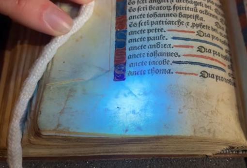 Análisis llevado a cabo con luz ultravioleta en el libro de oraciones