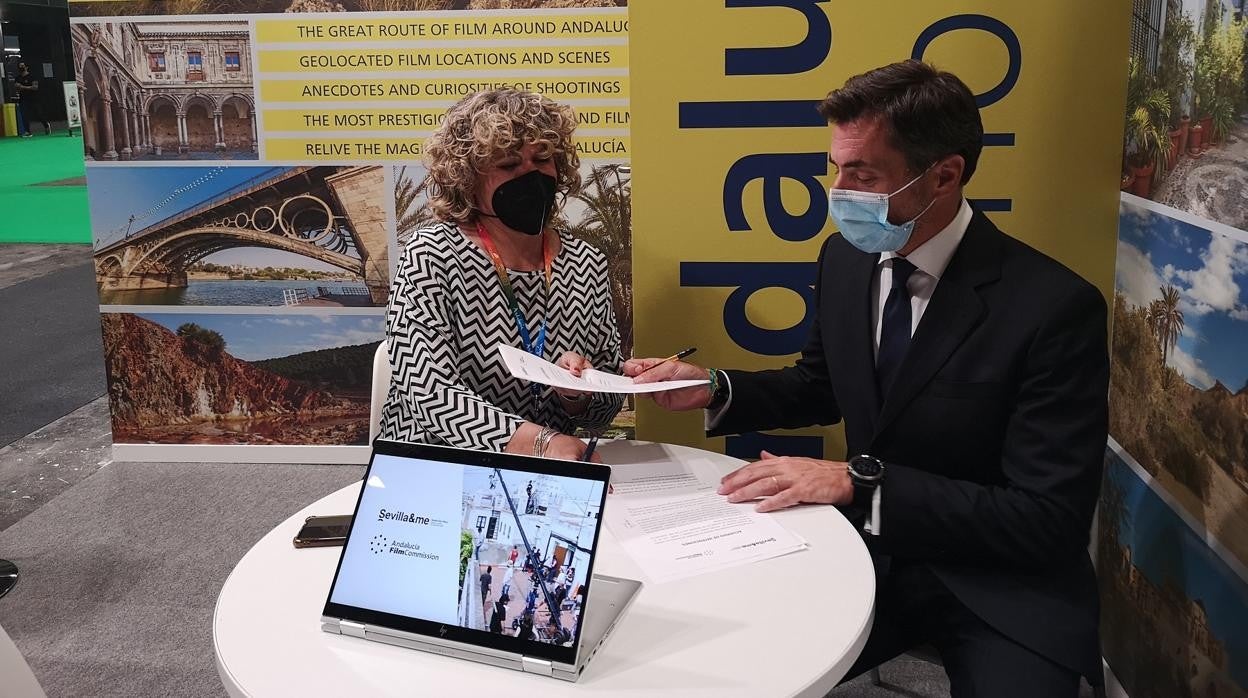 Piluca Querol y Antonio Jiménez durante la firma de adhesión de Sevilla a la Red de Ciudades de Cine de Andalucía