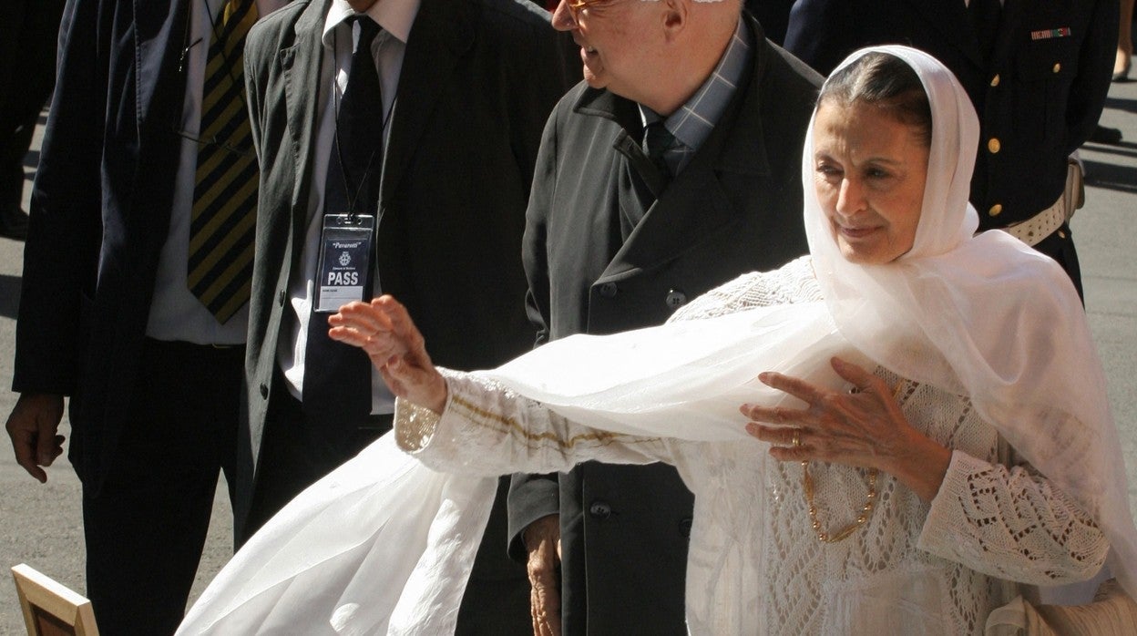 La bailarina Carla Fracci, en 2007 en el funeral de Luciano Pavarotti