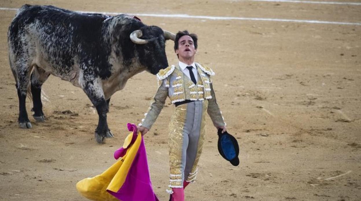 Gonzalo Caballero, con el toro de su vuelta a los ruedos