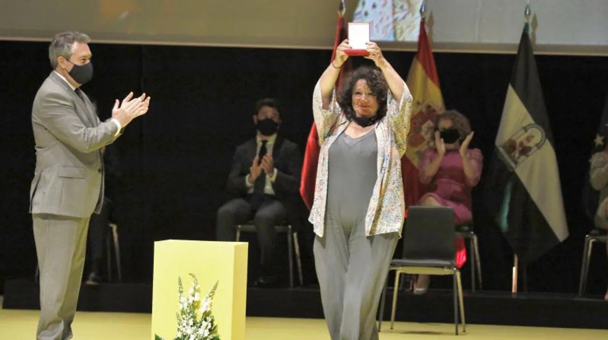 La mujer de Jorge Cuadrelli exhibe orgullosa la medalla de la ciudad el domingo en el Lope de Vega