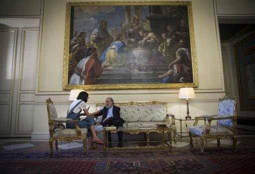 Un momento de la entrevista, en un salón del Palacio Real de Madrid