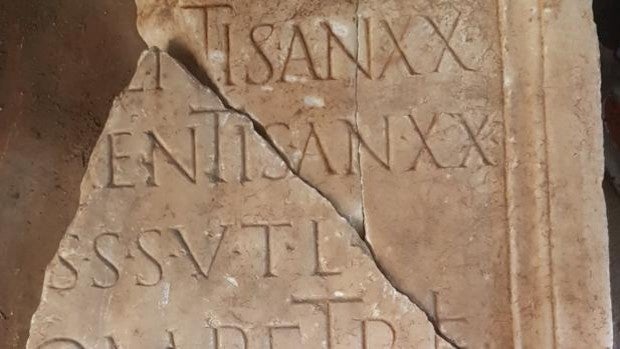 Un hombre entrega en Mérida una placa epigráfica funeraria que se encontró en el campo