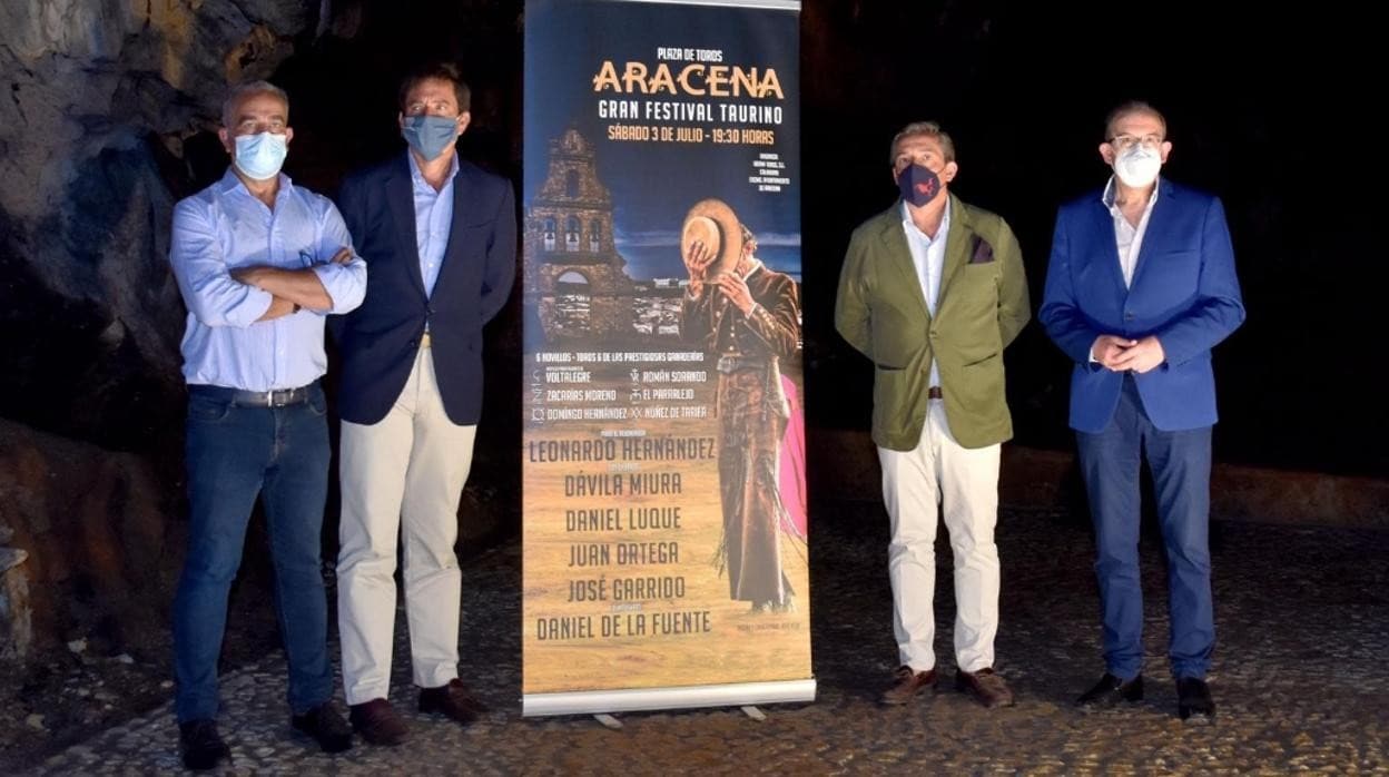 El festival ha sido presentado en la Gruta de las Maravillas por los empresarios, Joaquín Domínguez y Luis Garzón, el torero Dávila Miura y el alcalde de Aracena