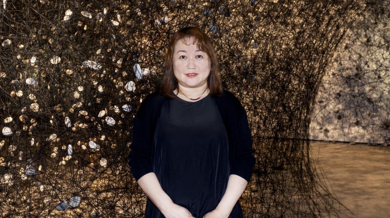 Chiharu Shiota, ante su intalación 'In the Beginning Was...', en Planta