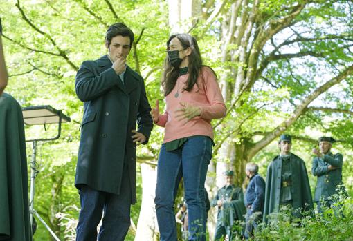 Fernando Oyagüez recibe instrucciones de Ángeles González-Sinde durante el rodaje