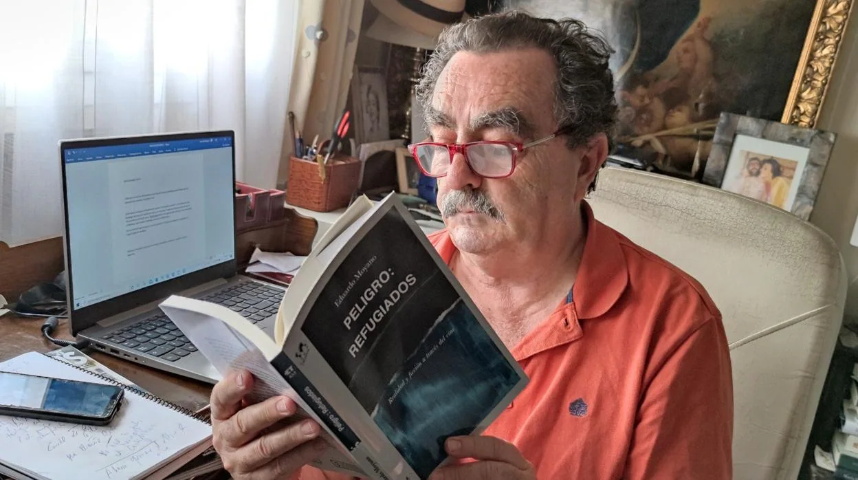 Eduardo Moyano, con el libro entre las manos.