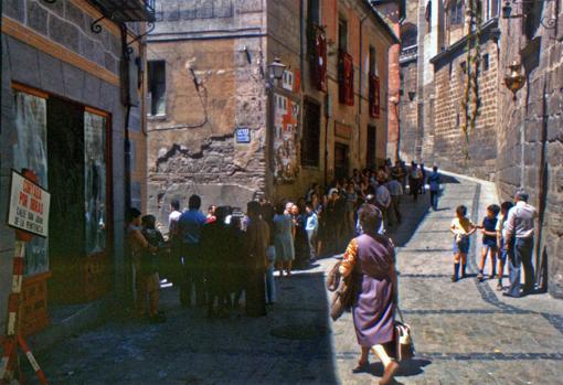 Personas se agolpan ante un colegio electoral en Toledo el 15 de junio de 1977. Ese día se celebraron las primeras elecciones libres desde febrero de 1936.