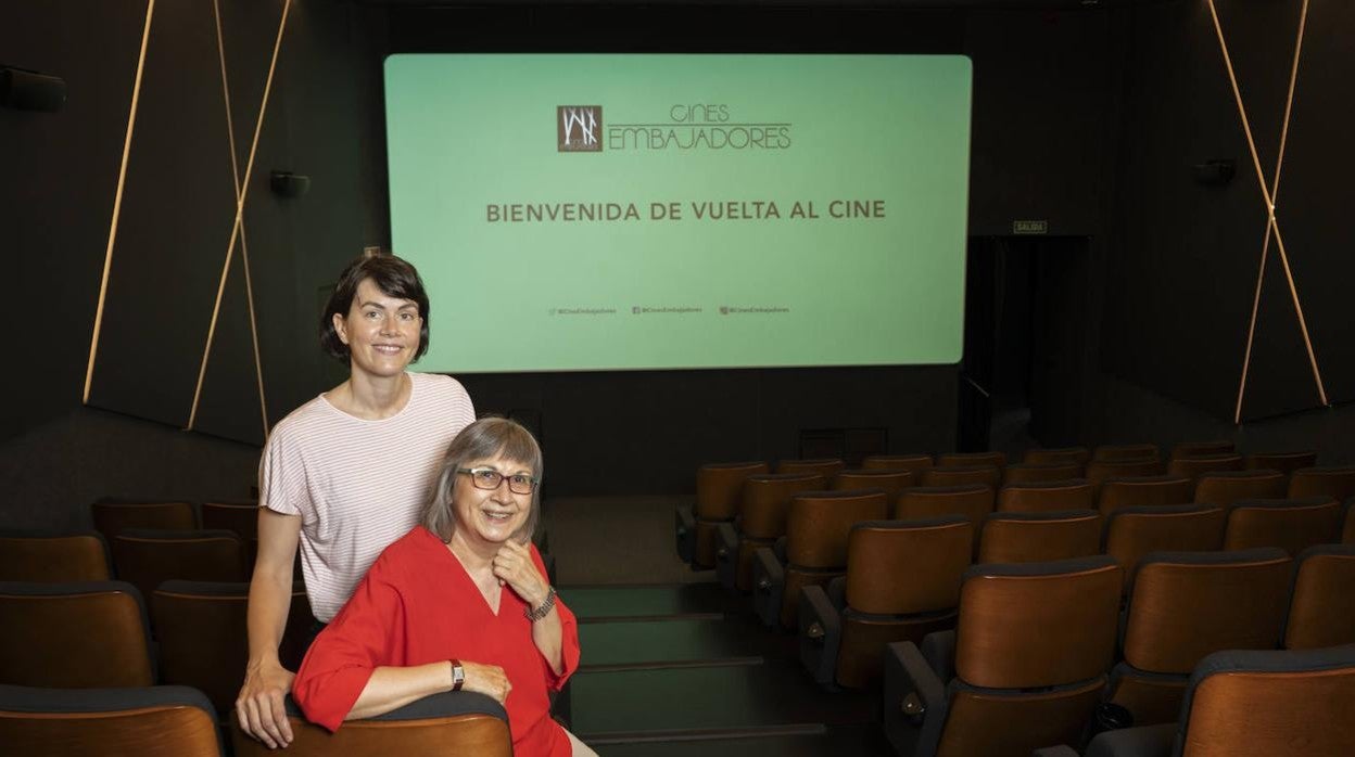 Concha Irazábal y su hija, Alejandra Corral, en una sala de los Cines Embajadores, en Madrid