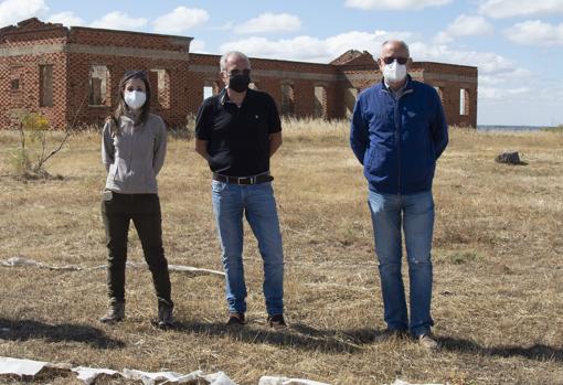 Los arqueólogos Sandra Azcárraga y Arturo Ruiz Taboada, junto al alcalde de Villalbilla, Antonio Barahona