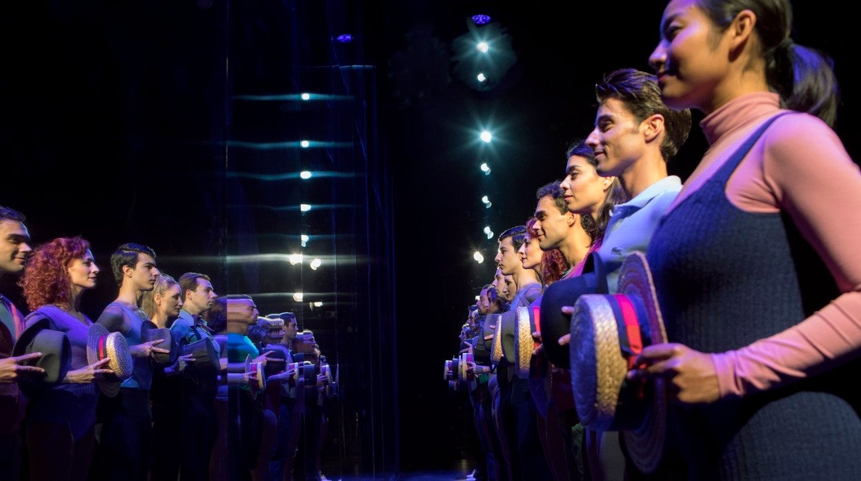 Una imagen de 'A chorus line', con Aarón Cobos (el segundo por la derecha)