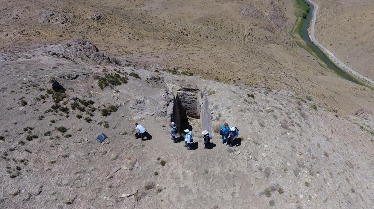 Arqueólogos turcos junto a los restos del castillo descubierto en Gurpinar