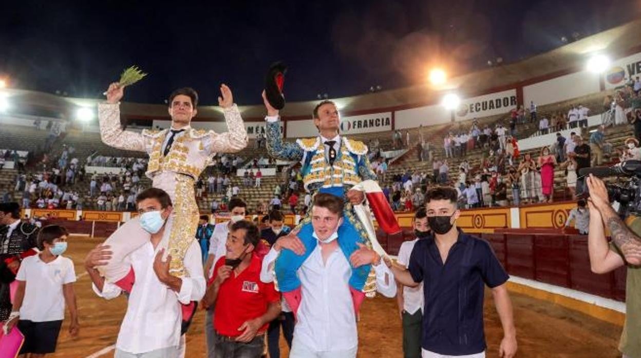 Antonio Ferrera y Juanito salen a hombros