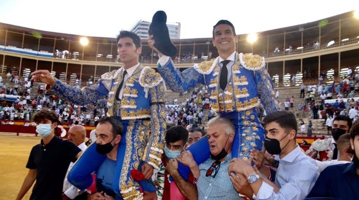 Cayetano y Manzanares salen a hombros