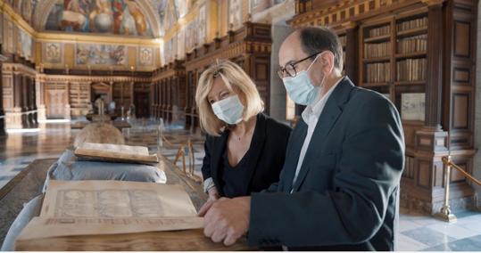 La presidenta de Patrimonio Nacional, Llanos Castellanos, y el director de la Real Biblioteca del Monasterio de San Lorenzo de El Escorial, José Luis del Valle, observando los volúmenes