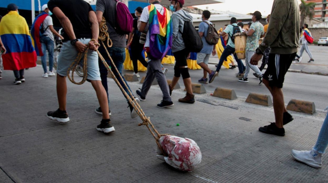 Los manifestantes derriban la estatua en Colombia