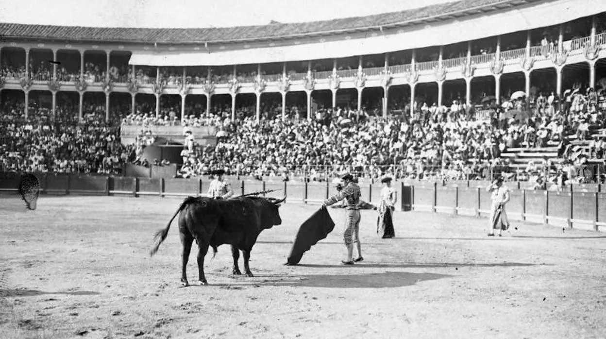 Los Sanfermines de hace un siglo, últimos en la plaza vieja, que acabó  presa de las llamas