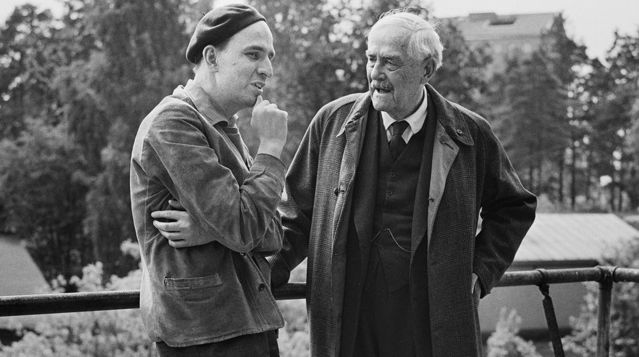 Ingmar Bergman (izquierda) y Victor Sjöström durante el rodaje de ‘Fresas salvajes’ en julio de 1957