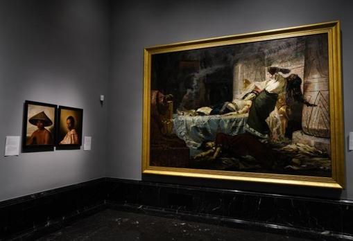 La pintura filipina está representada por Esteban Villanueva (las dos obras de la izquierda) y Juan Luna, con su espectacular 'Cleopatra'