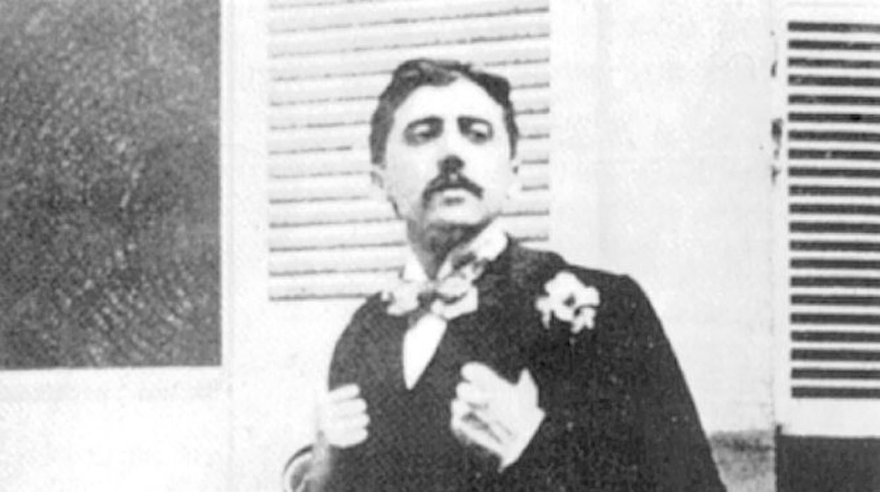 Marcel Proust, arreglándose la chaqueta