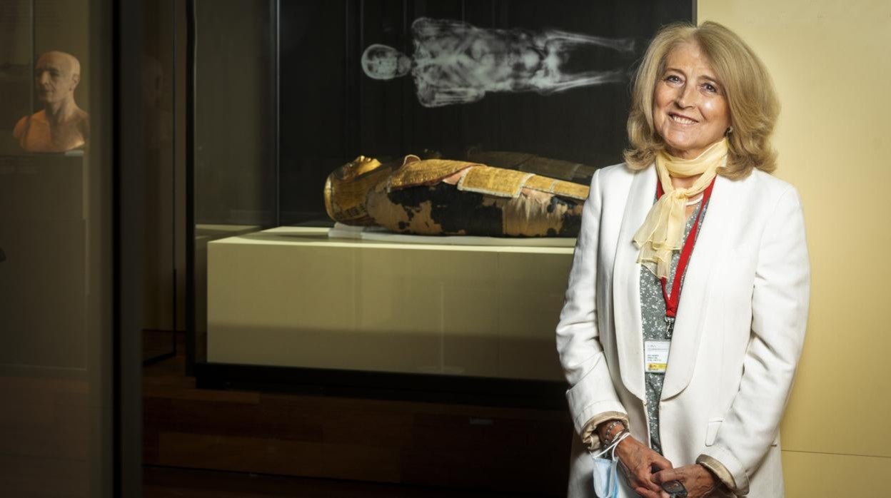 La egiptóloga Carmen Pérez Die, ante el sarcófago de Nespamedu en el Museo Arqueológico Nacional