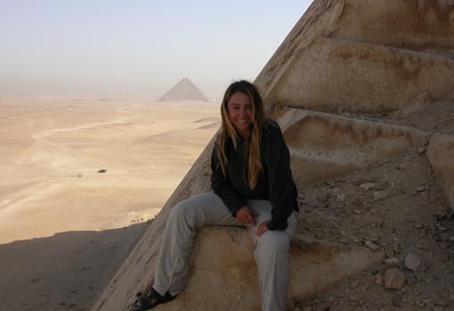 La egiptóloga Myriam Seco, en la necrópolis de Dahshur en 2004