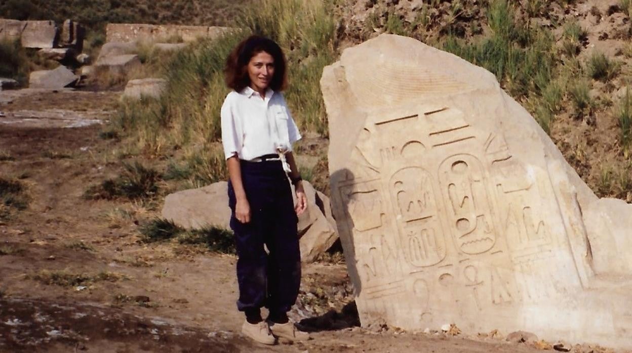 Carmen Pérez Die en 1991, junto a un coloso de Ramsés II encontrado en el Templo del dios Heryshef, en Heracleópolis Magna (Ehnasya el-Medina), Beni Suef