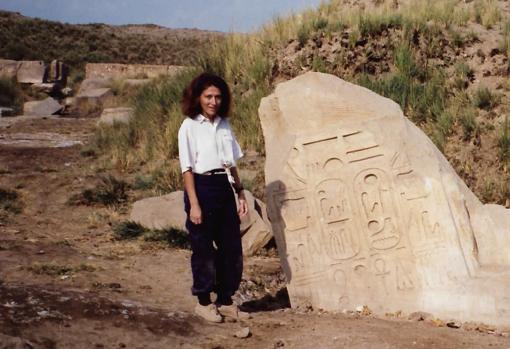 Carmen Pérez Die en 1991, junto a un coloso de Ramsés II encontrado en el Templo del dios Heryshef, en Heracleópolis Magna (Ehnasya el-Medina), Beni Suef