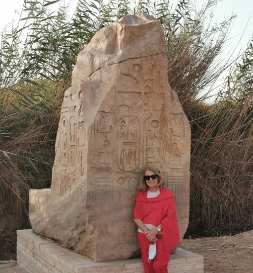 Carmen Pérez Die en 2021, en el mismo lugar donde se tomó la fotografía 30 años antes, pero en la parte posterior del coloso, que ha sido levantado y colocado en un pedestal