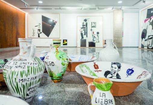 Piezas de Fernando Renes y dibujos de Abigail Lazkoz en la Sala Muralla Carlos III